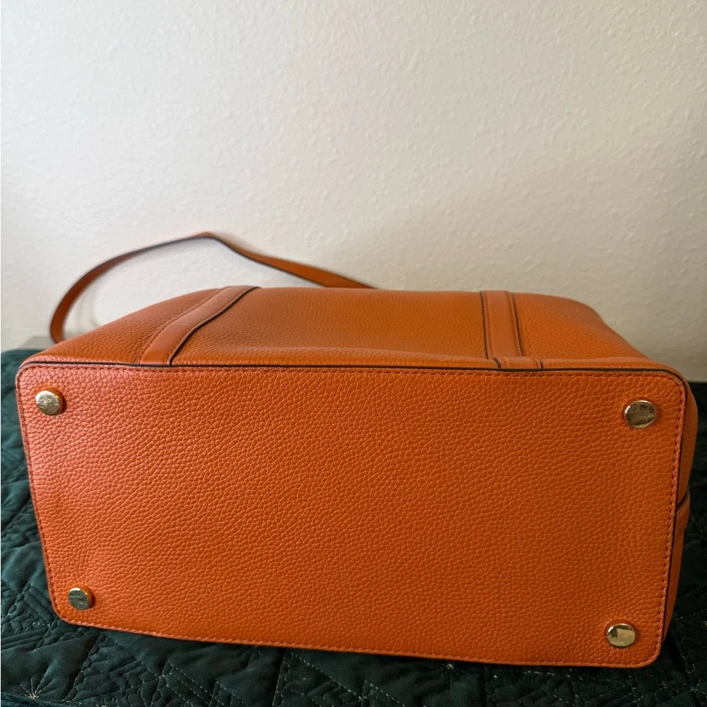 BARELY USED ….. MICHAEL KORS JET SET ORANGE MEDIUM TOTE w/DUST BAG - Picture 5 of 8